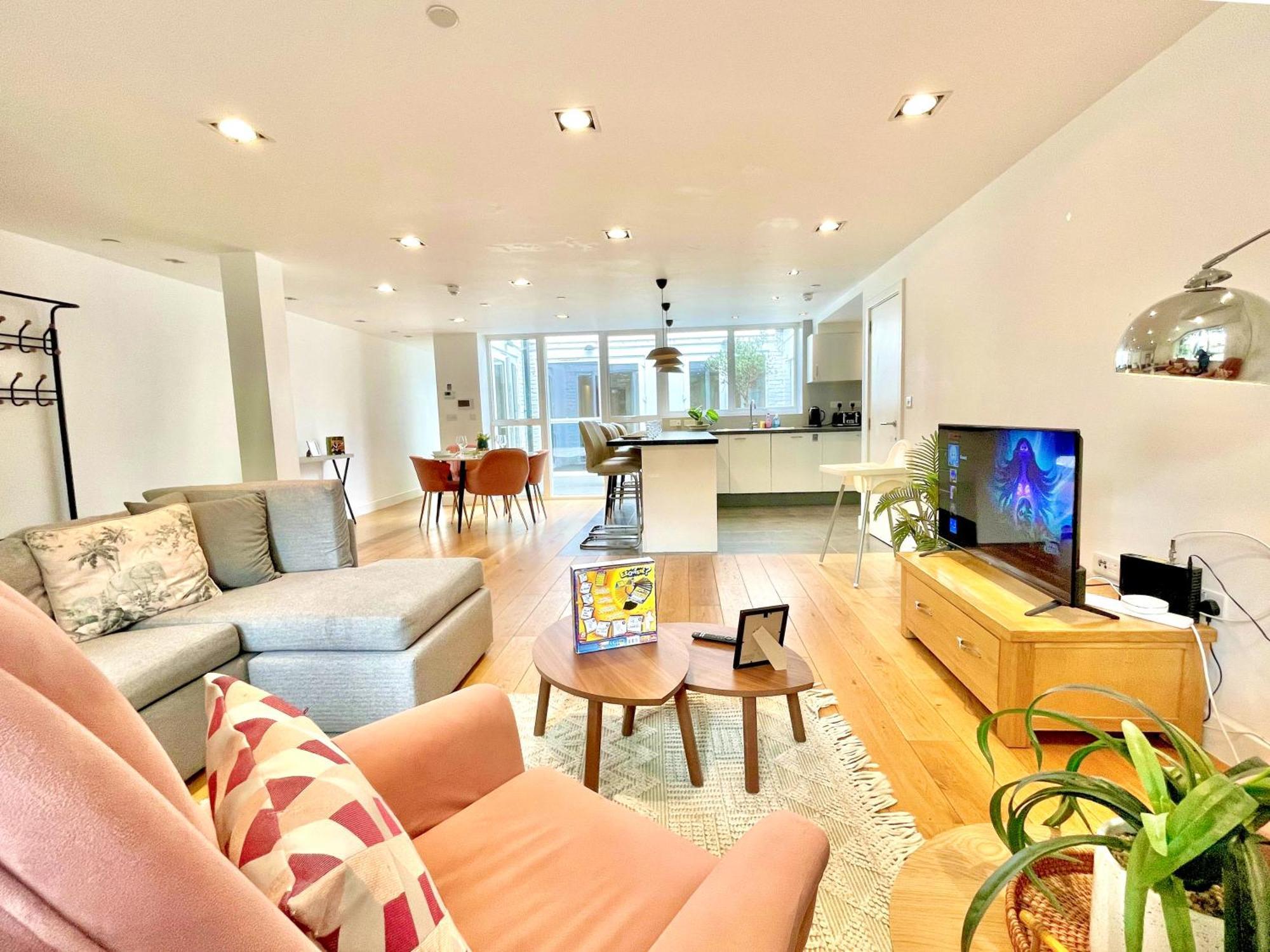 Apartment Spacious 3-bedroom Flat In Holloway With Unique Patio With Free Wi-fi London