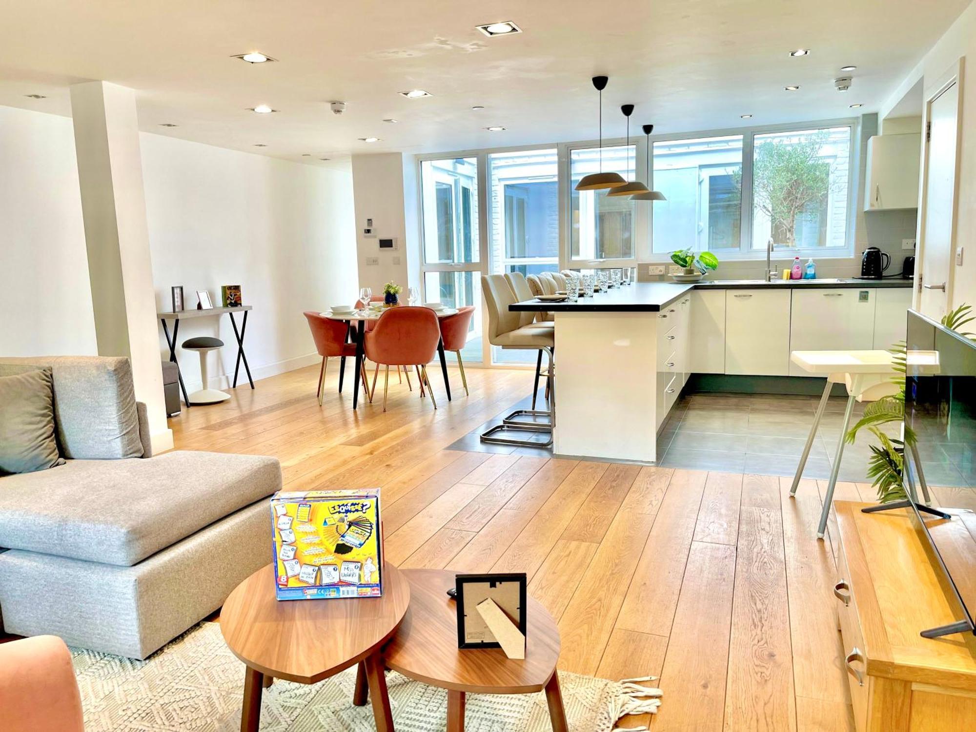 Spacious 3-bedroom Flat In Holloway With Unique Patio With Free Wi-fi Apartment *