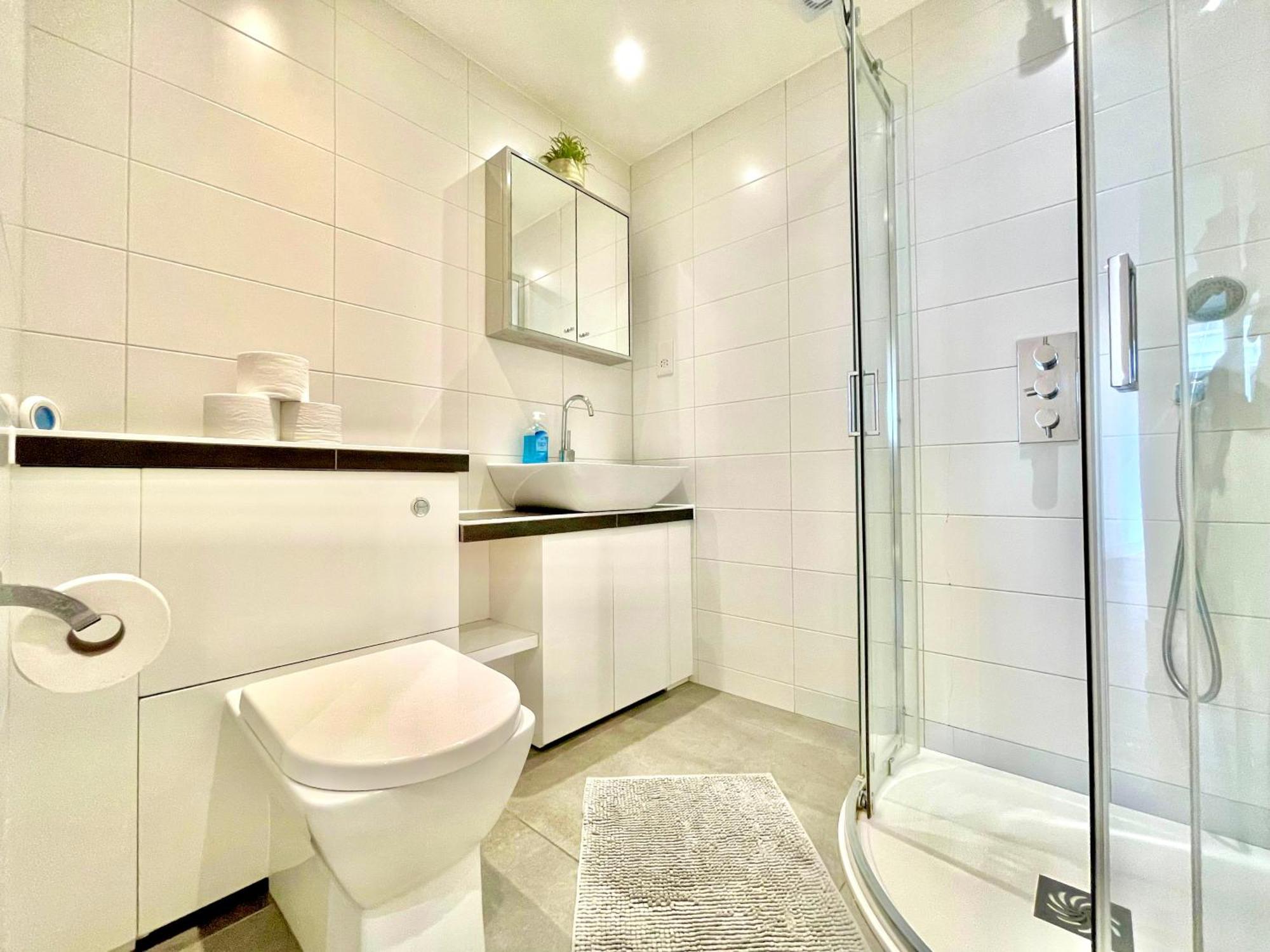 Apartment Spacious 3-bedroom Flat In Holloway With Unique Patio With Free Wi-fi *