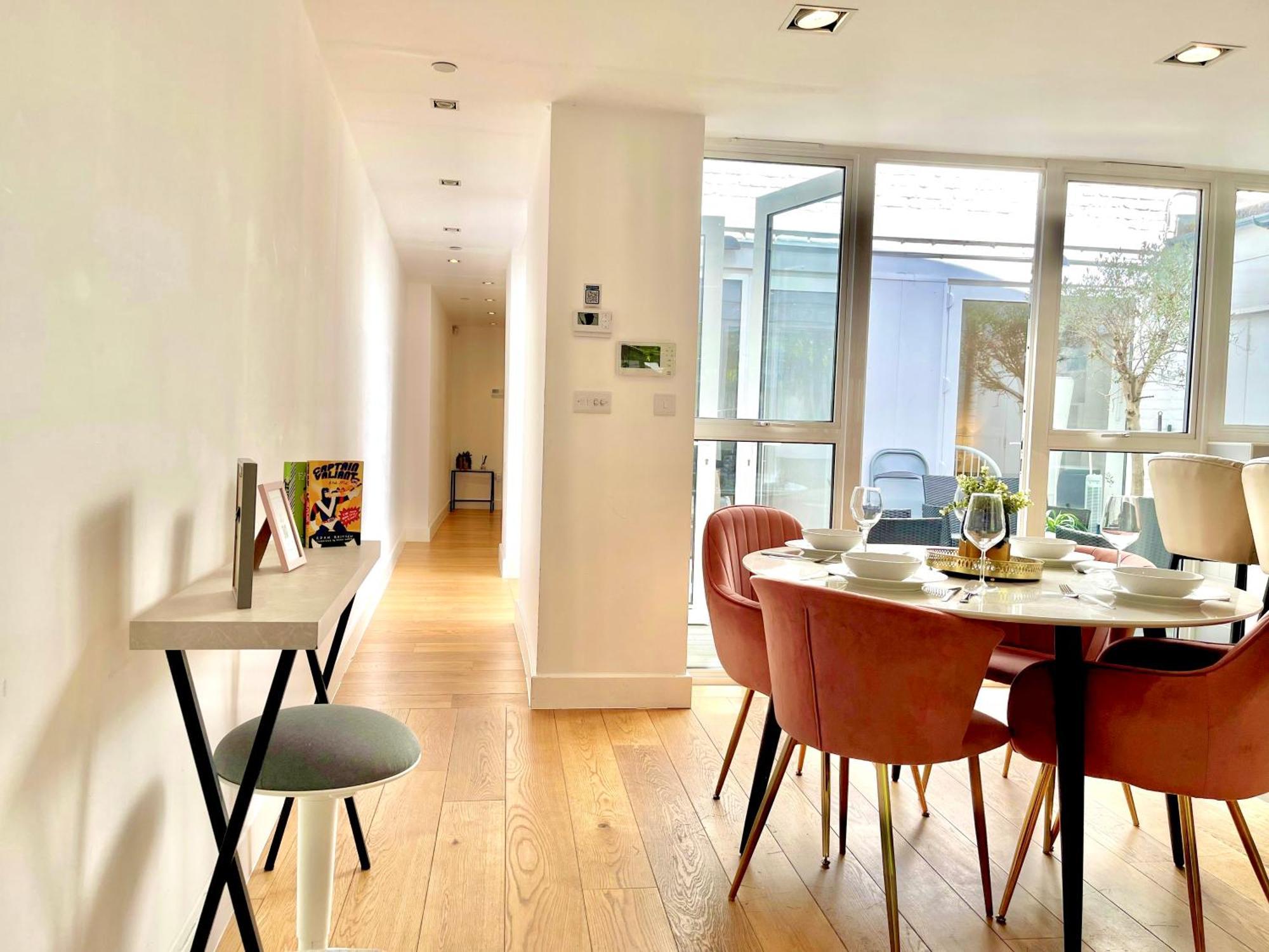 Spacious 3-bedroom Flat In Holloway With Unique Patio With Free Wi-fi *