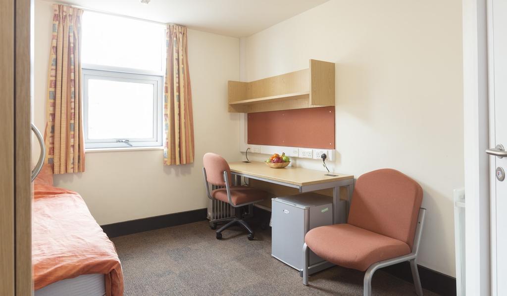 Hostal Davies Court *
