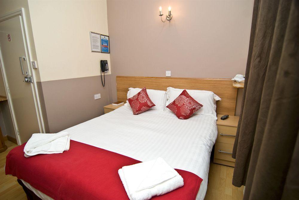 Holland Park Grove 3*