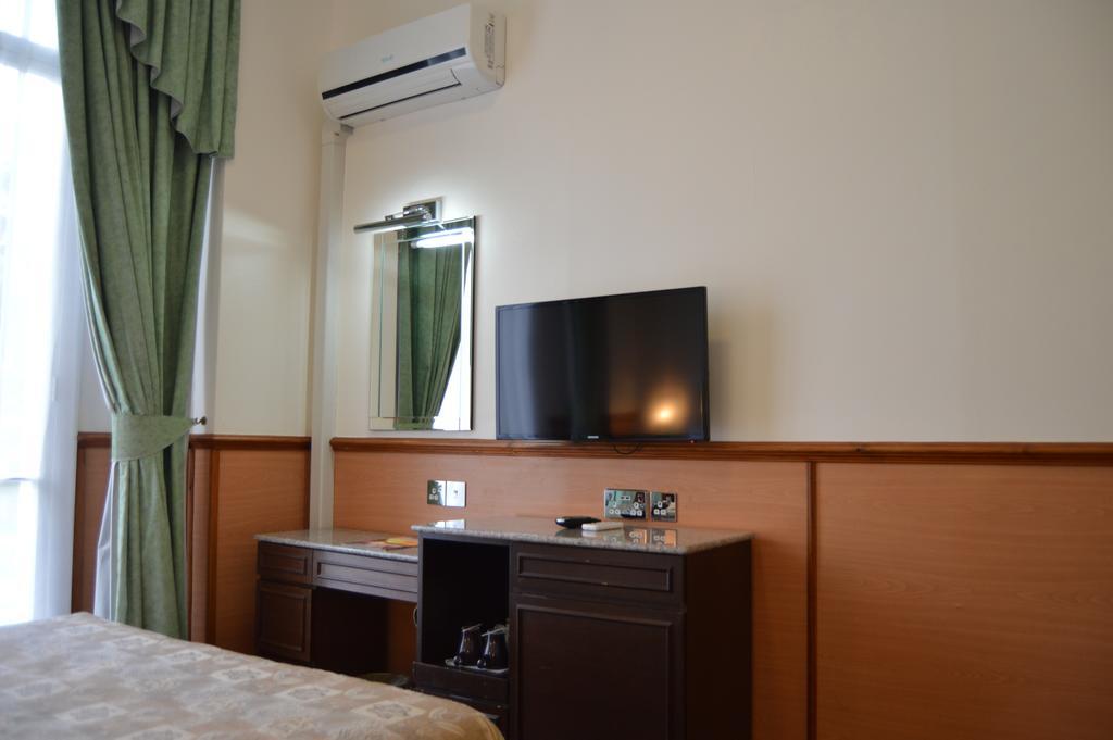 Holiday Villa Hotel 3*