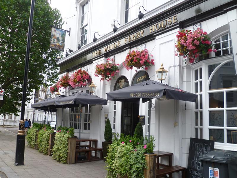 Publove @ The White Ferry, Victoria Albergue *