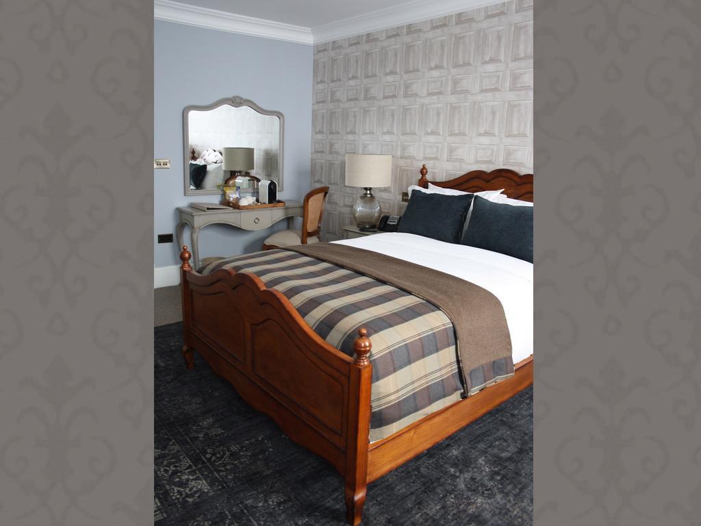 The Clerk & Well Pub And 4*