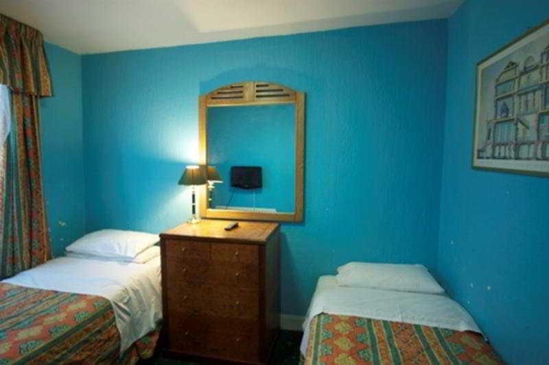 Camelot House Hotel 3*