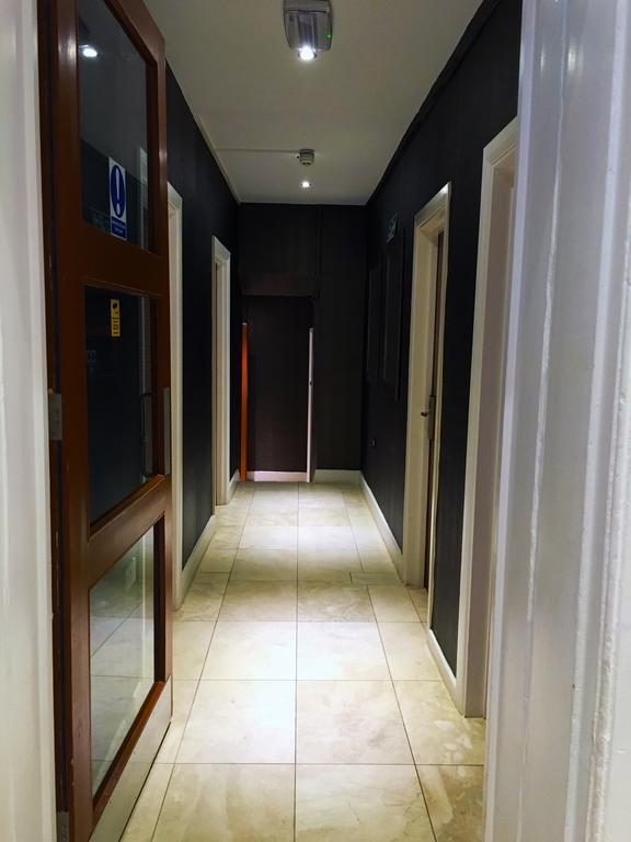 Barkston Earls Court *