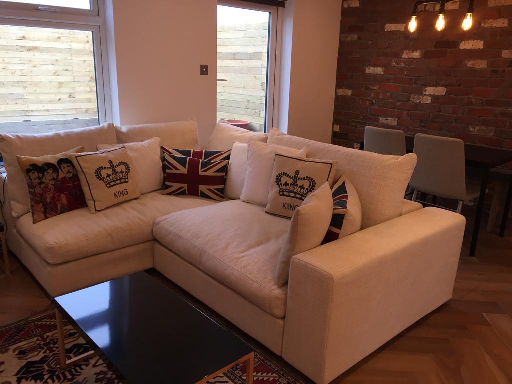 Modern 2 Bedroom Flat With Private Outdoor Terrace *
