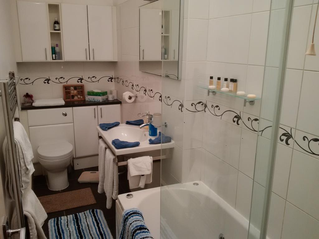 Luxury Holland Park, Sleeps 2, Free S'fast Wifi * Londen