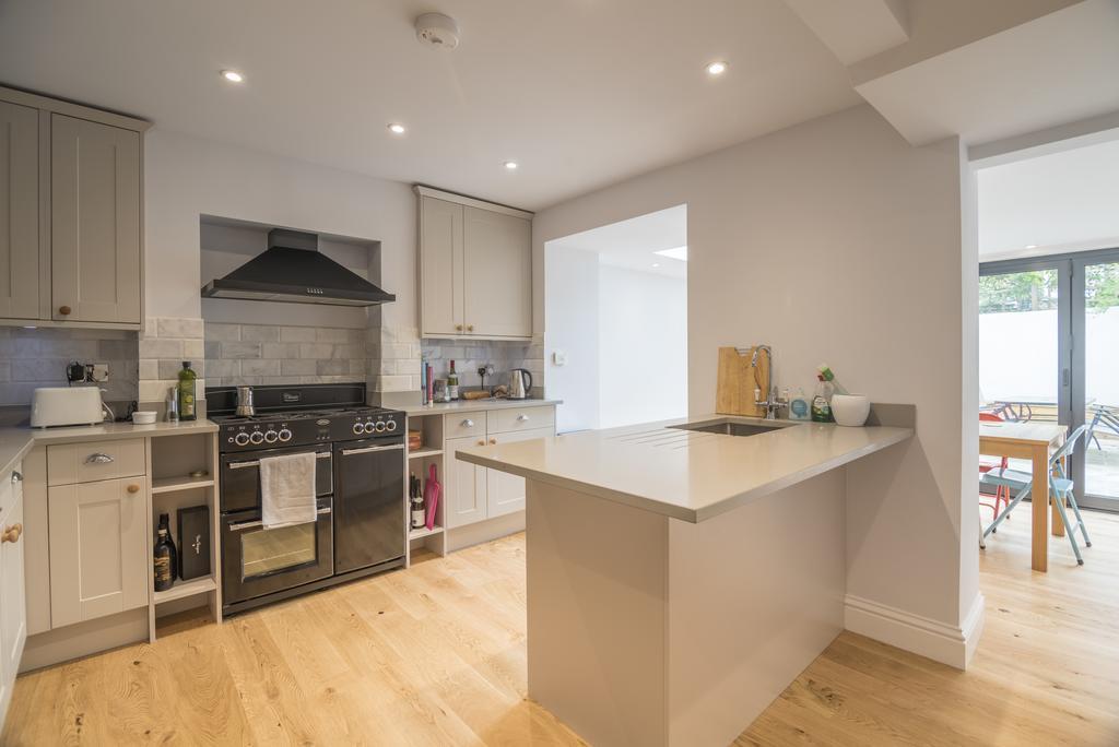 Bright Family In Angel With Patio * Londres