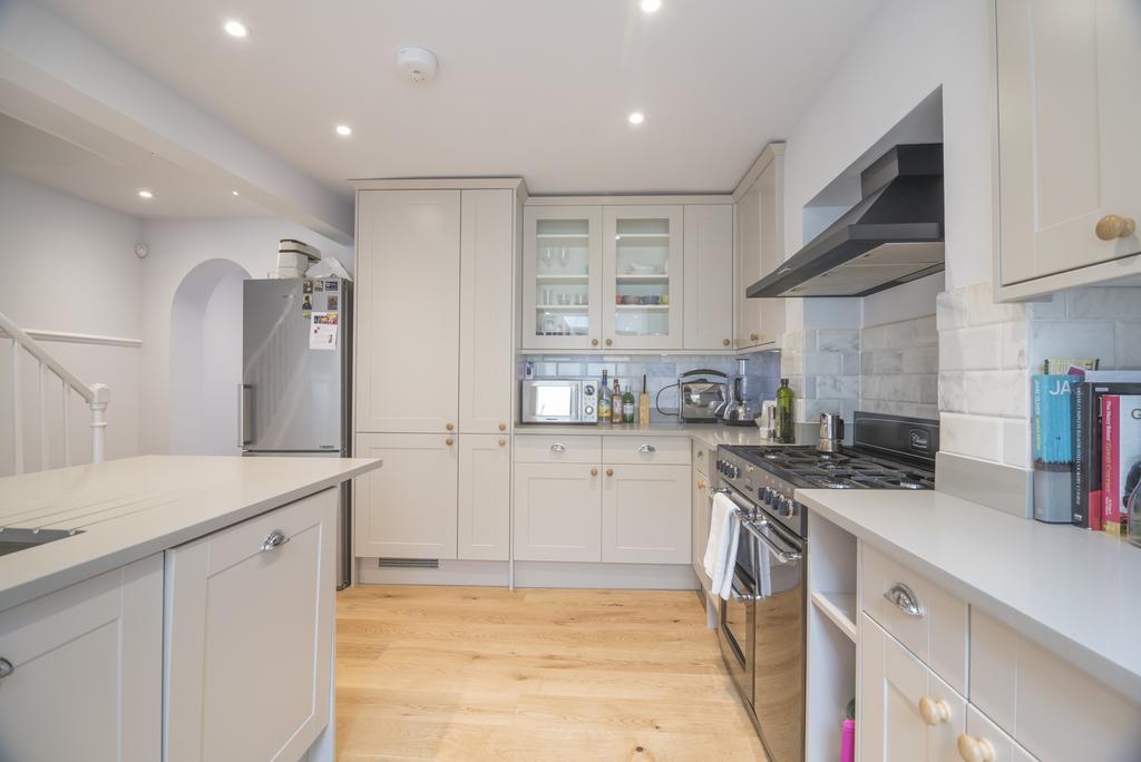 Bright Family In Angel With Patio * Londres