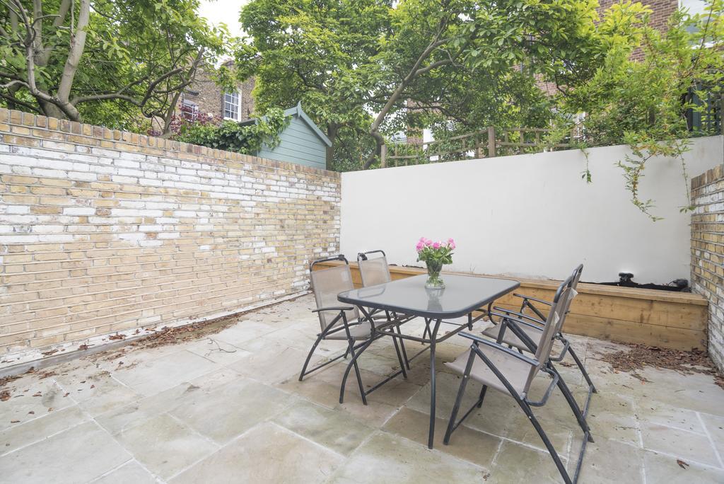 Bright Family In Angel With Patio *