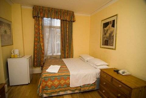 Camelot House 3*