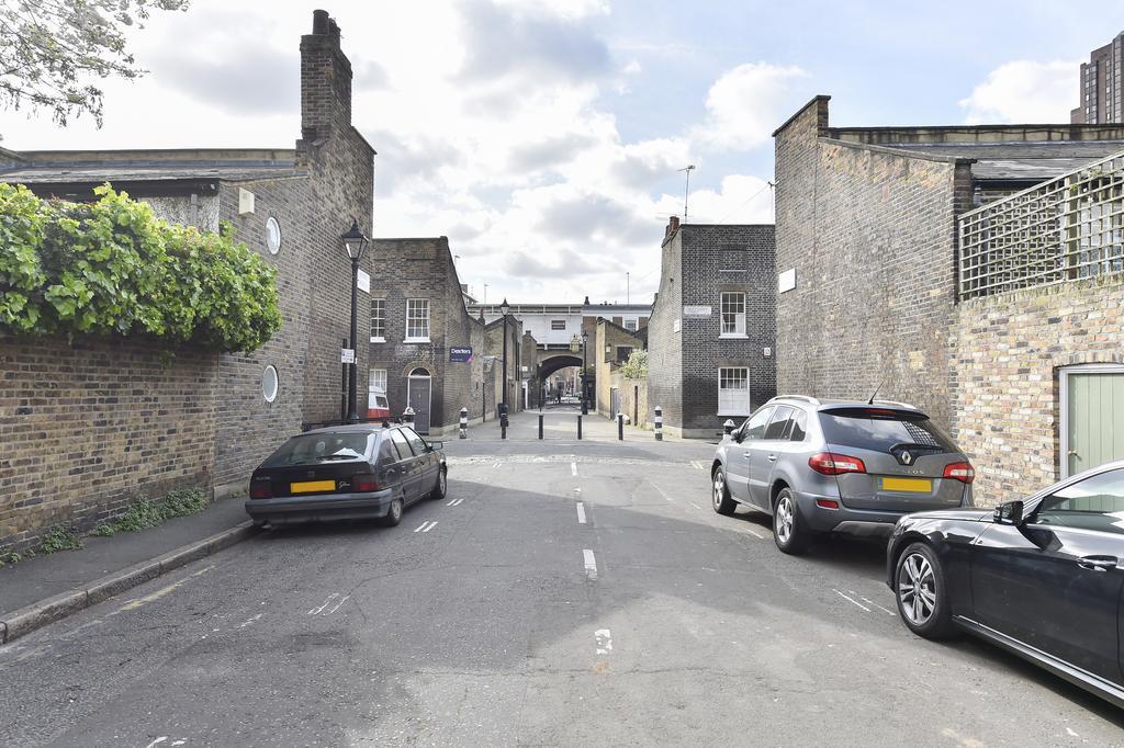 Cozy With Parking & Patio Appartement Londen