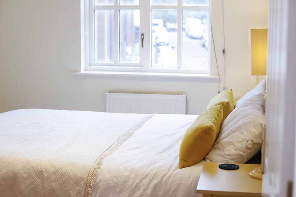 Cozy With Parking & Patio Appartement Londen
