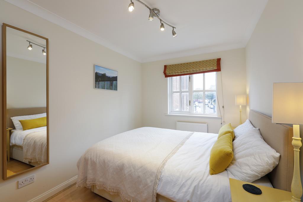 Appartement Cozy With Parking & Patio Londen
