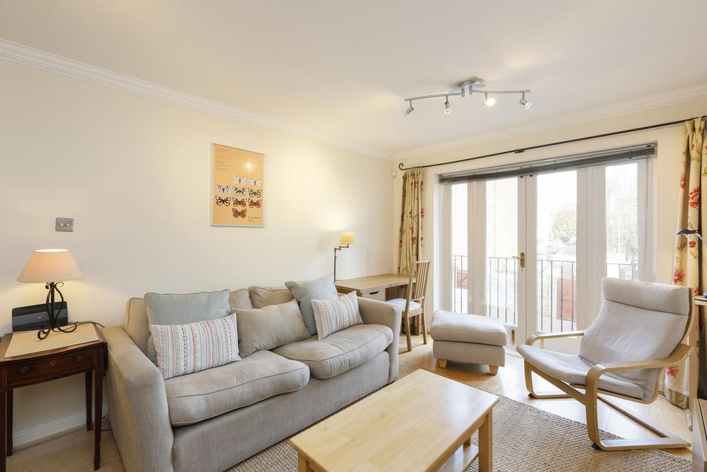 Cozy With Parking & Patio Apartment