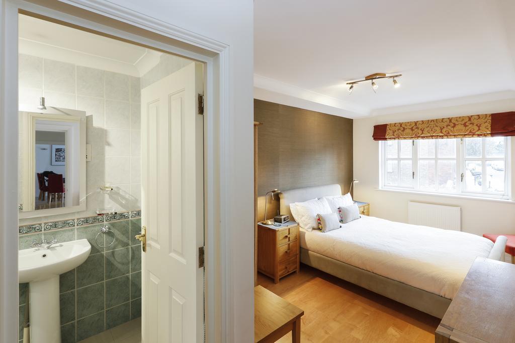 Cozy With Parking & Patio Appartement Londen