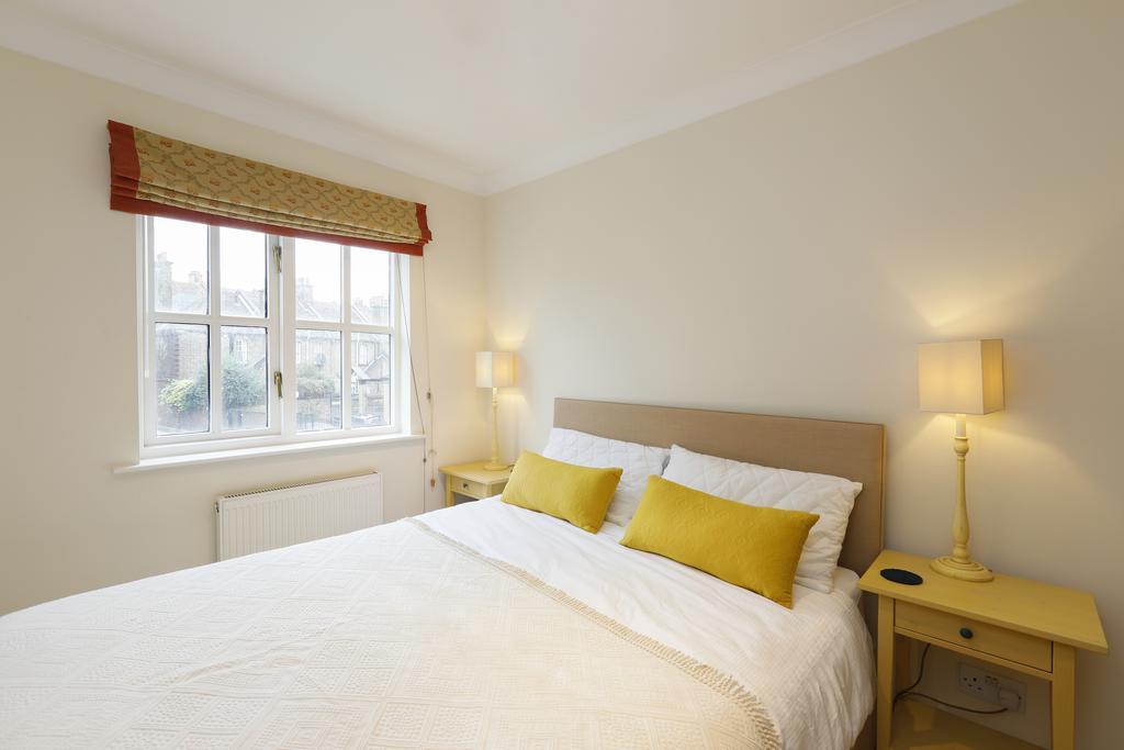 Cozy With Parking & Patio Londen