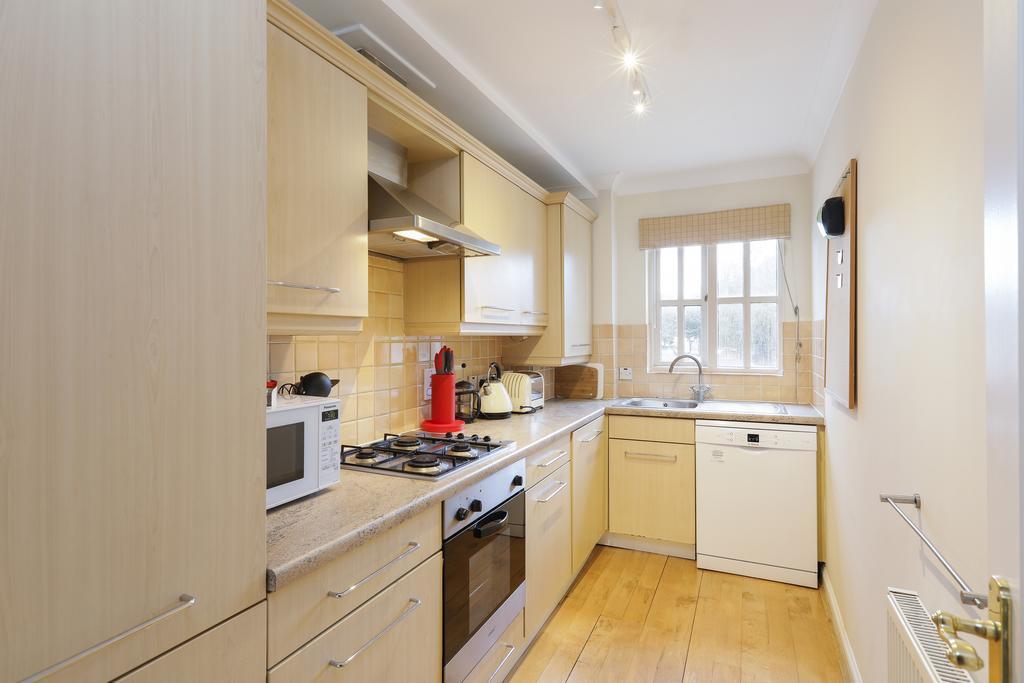 Cozy With Parking & Patio Londen