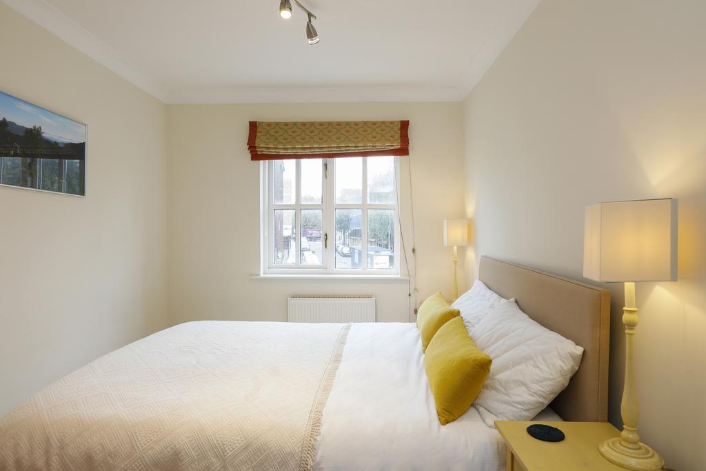 Cozy With Parking & Patio Londen