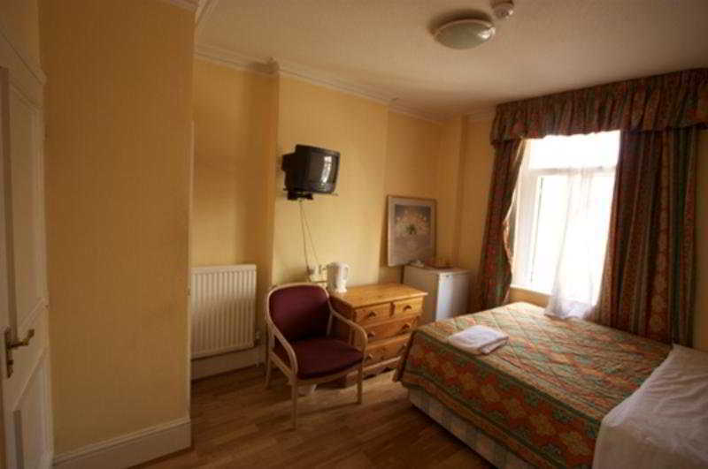 Camelot House 3*