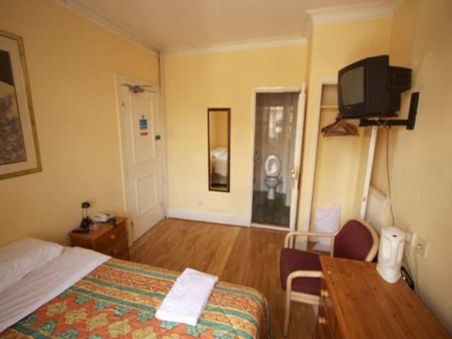 Camelot House 3*