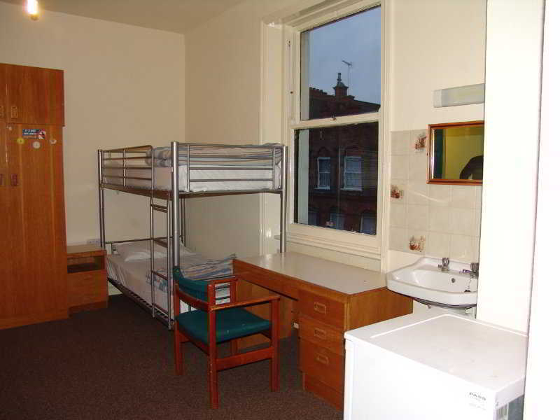 Barkston Earls Court *