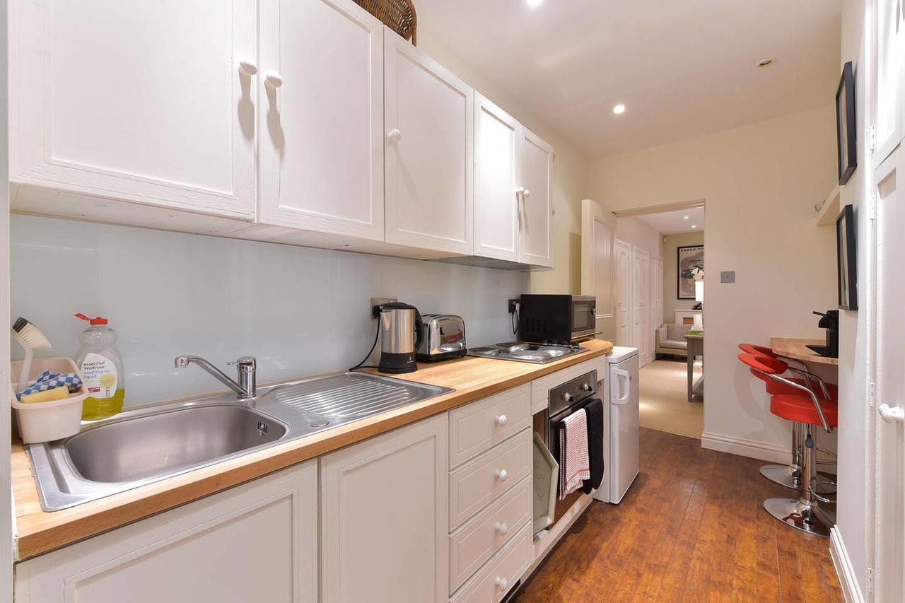 Peaceful 1 Bed Flat Off Sloane Square With Patio *