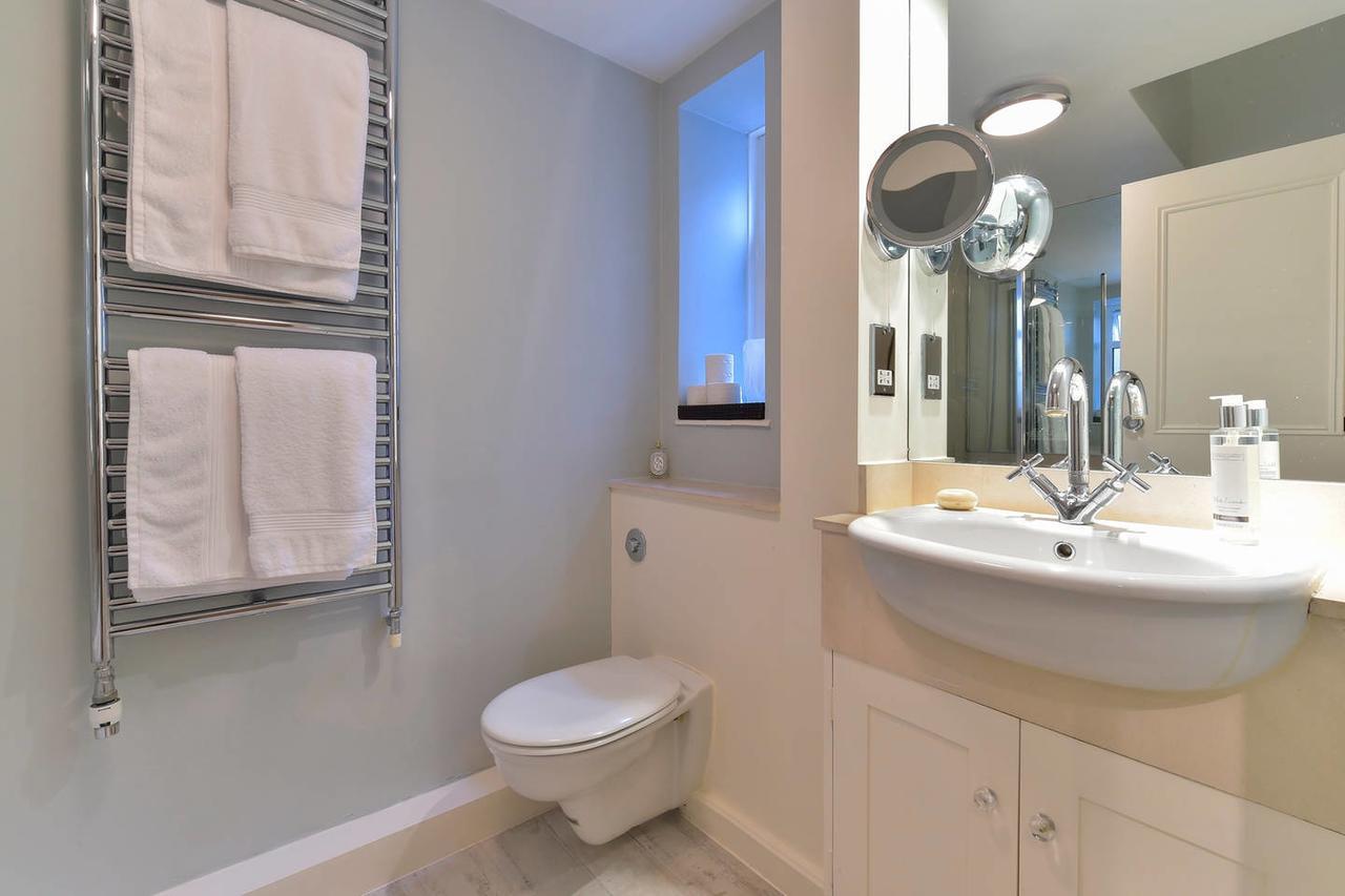 Peaceful 1 Bed Flat Off Sloane Square With Patio * Londres
