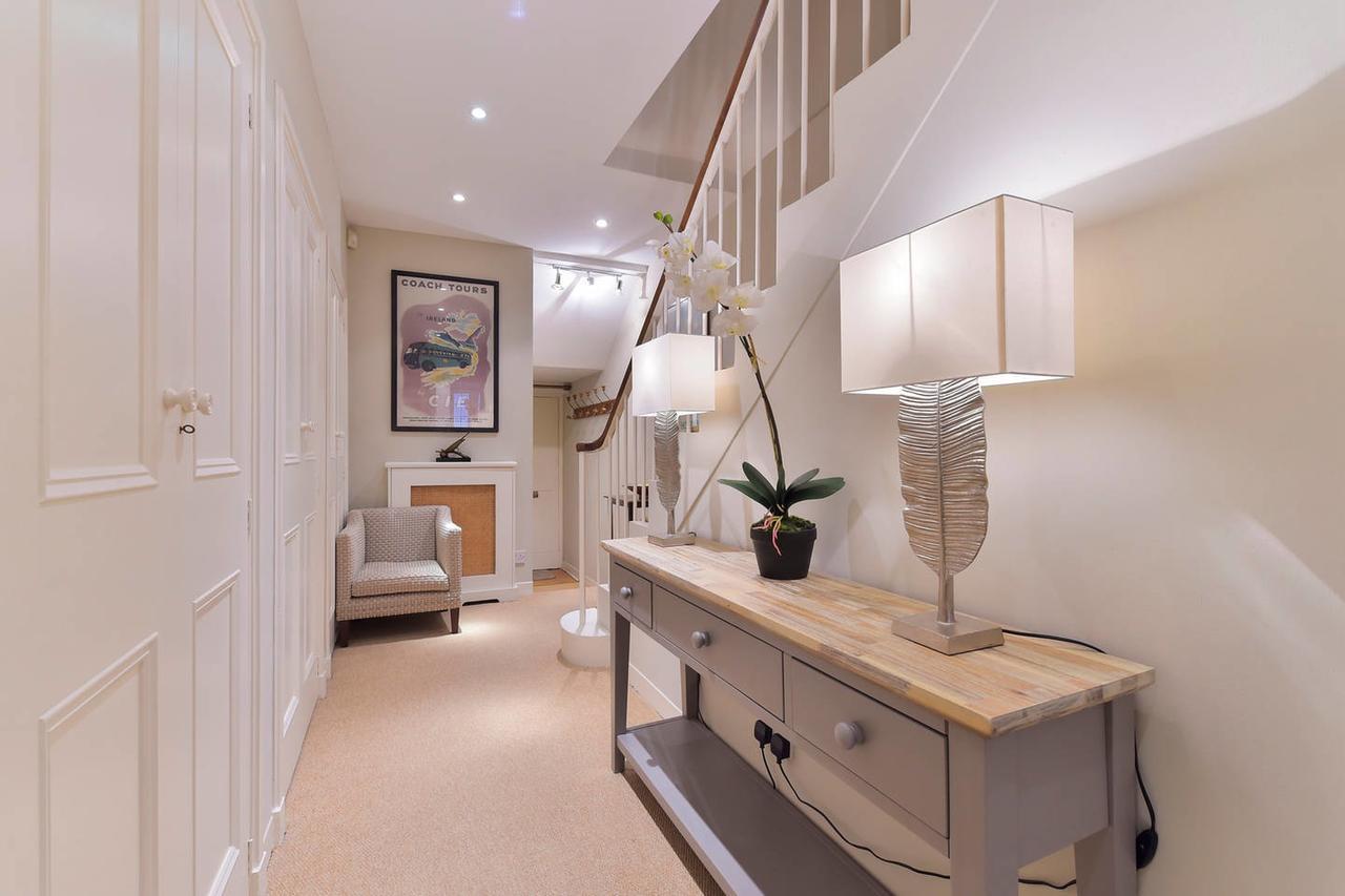 Peaceful 1 Bed Flat Off Sloane Square With Patio *