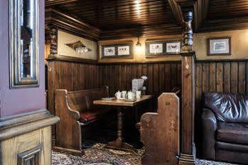 The Mad Hatter Hotel 3*