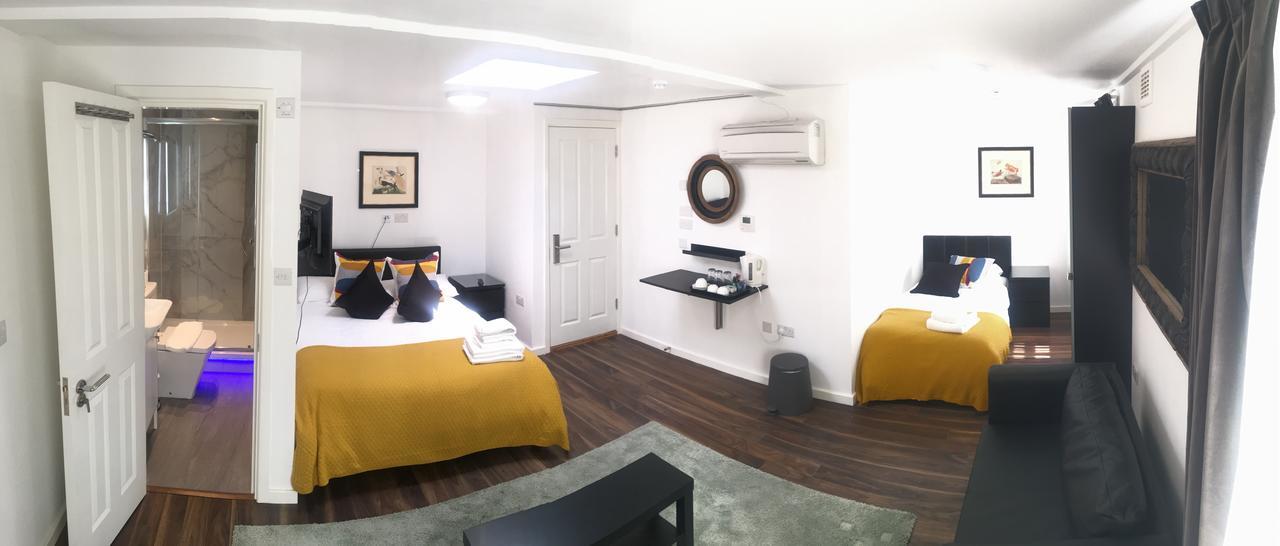 Hotel W12 & *