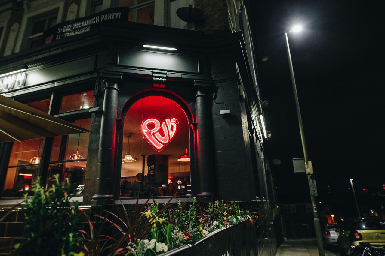 Publove @ The Crown, Battersea Hostal