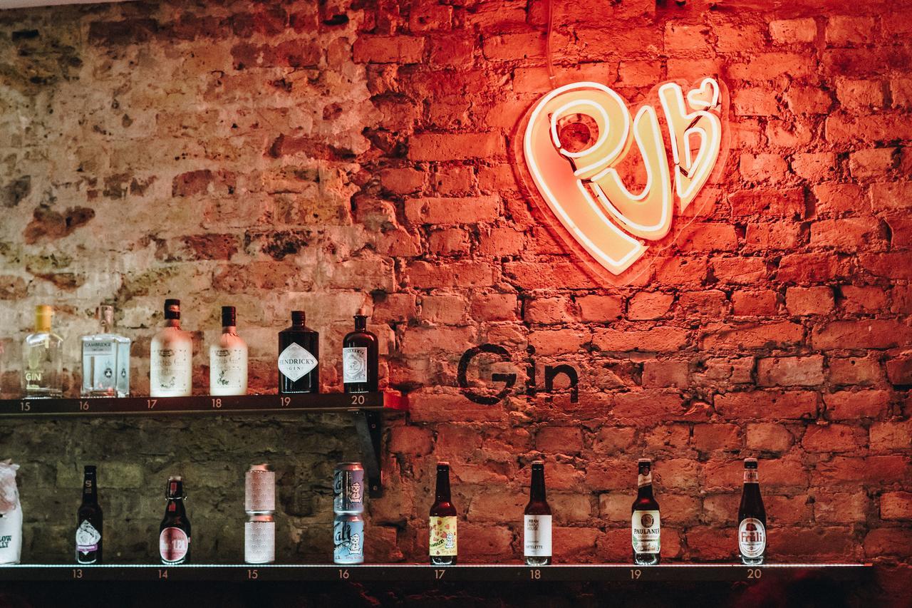 Publove @ The Crown, Battersea Hostal Londres