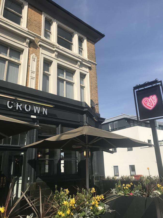 Hostal Publove @ The Crown, Battersea *