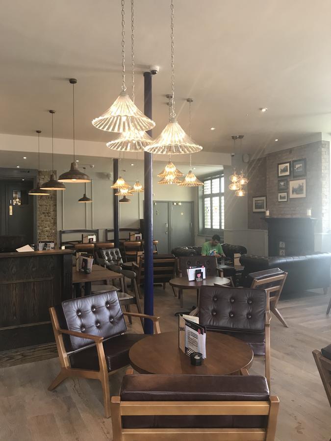 Hostal Publove @ The Crown, Battersea *