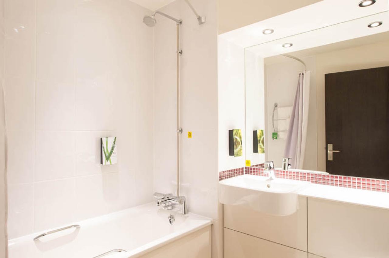 Premier Eltham Hotel 3*