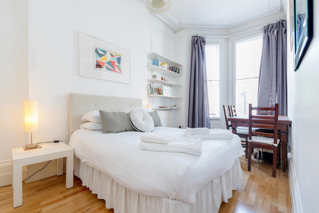 Earls Court By Basetogo Londres