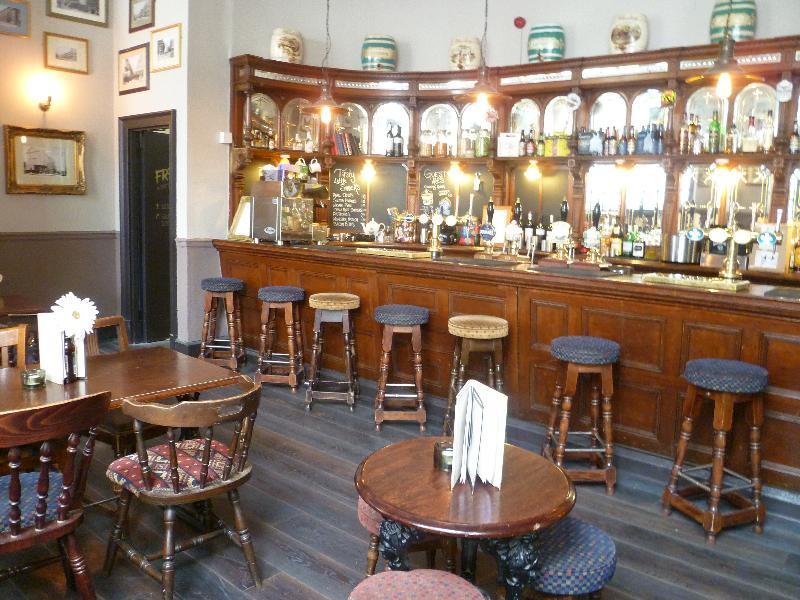 Publove @ The White Ferry, Victoria Hostal *