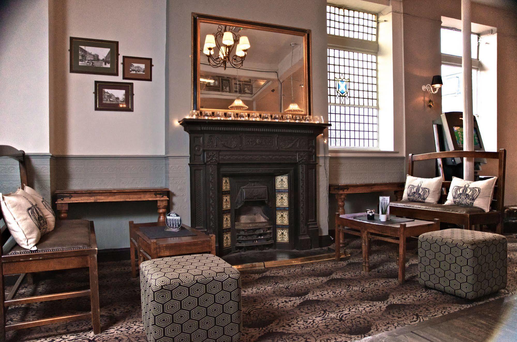 Publove @ The Crown, Battersea Hostal