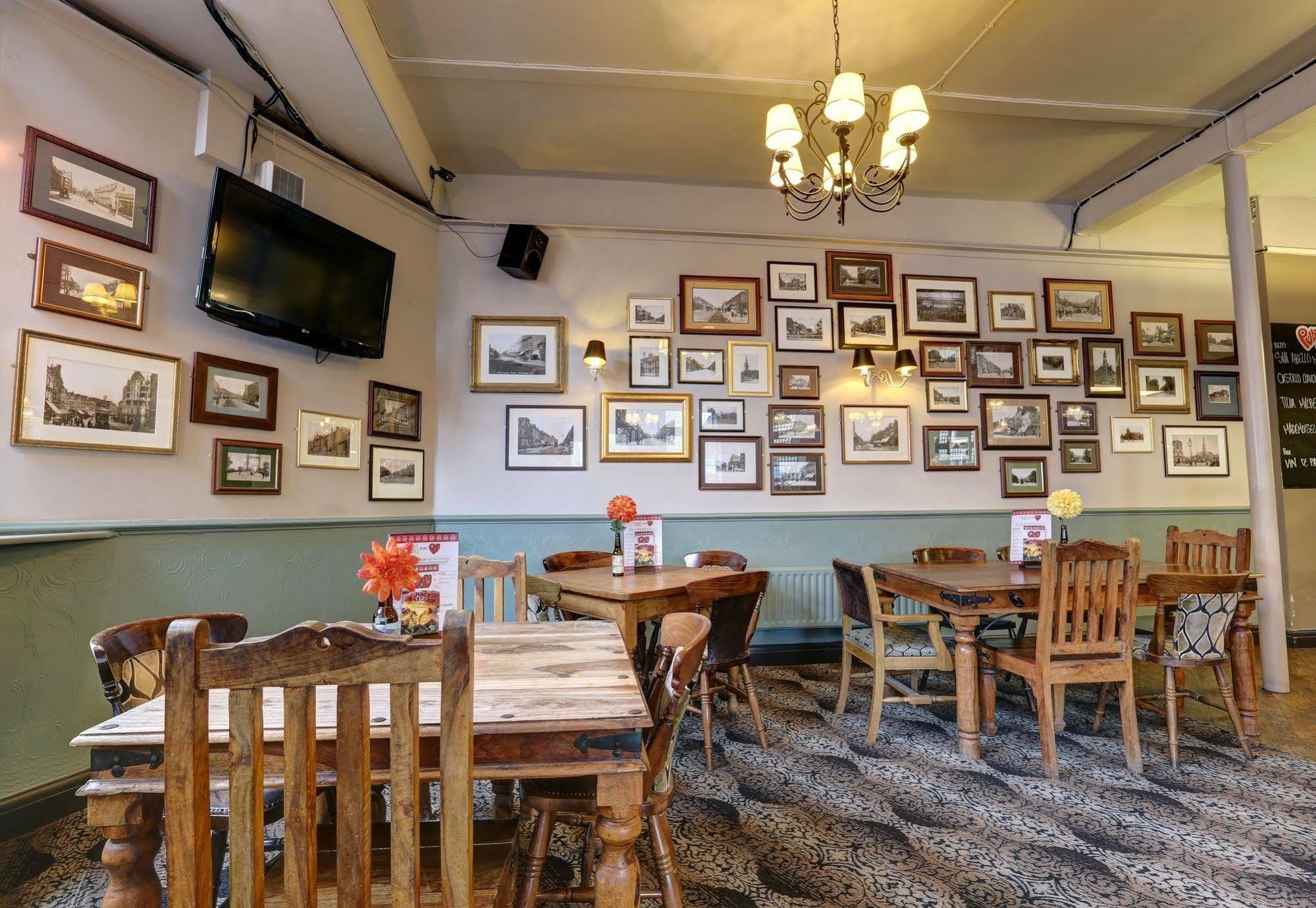 Publove @ The Crown, Battersea Hostal *