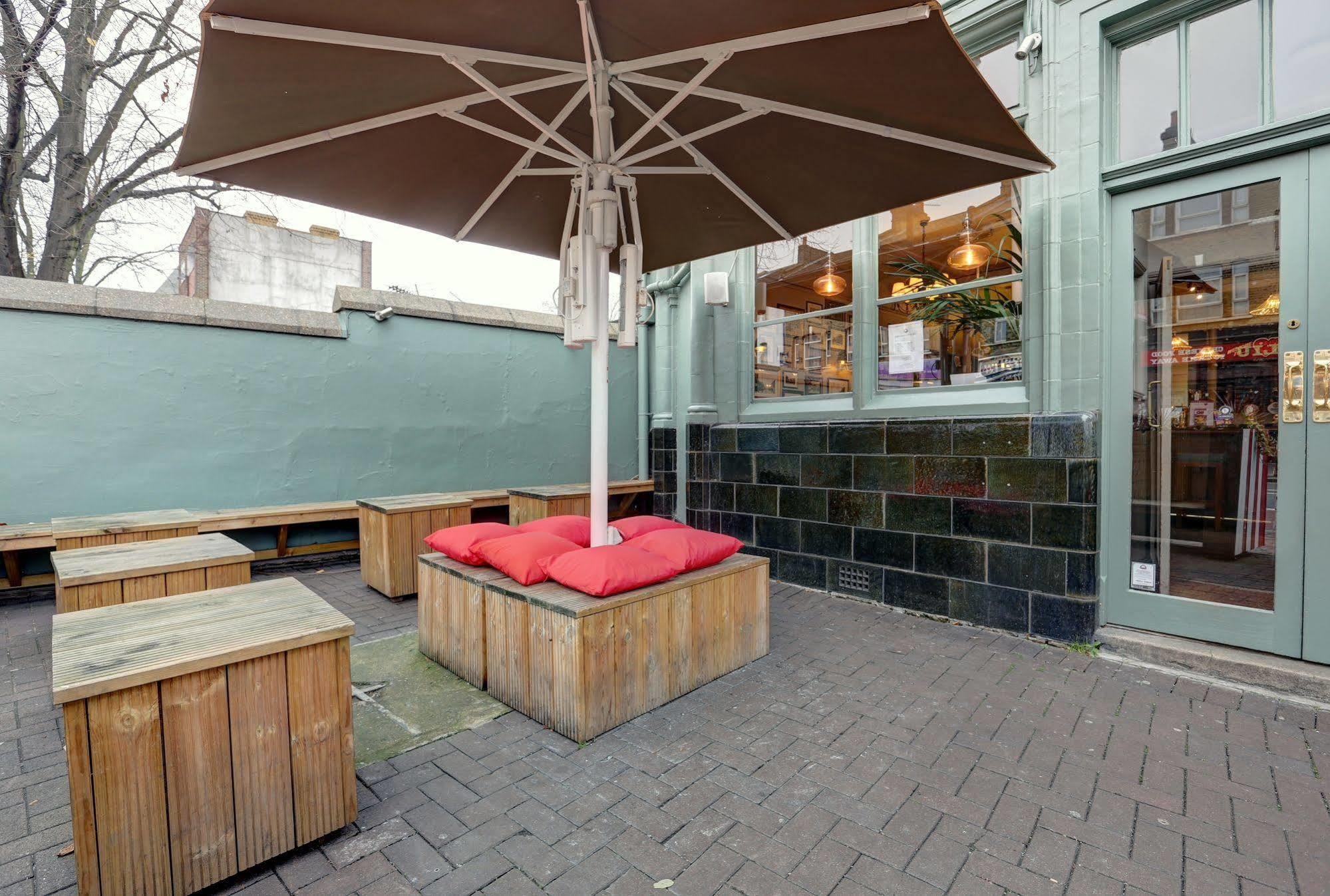 Publove @ The Crown, Battersea Hostal Londres