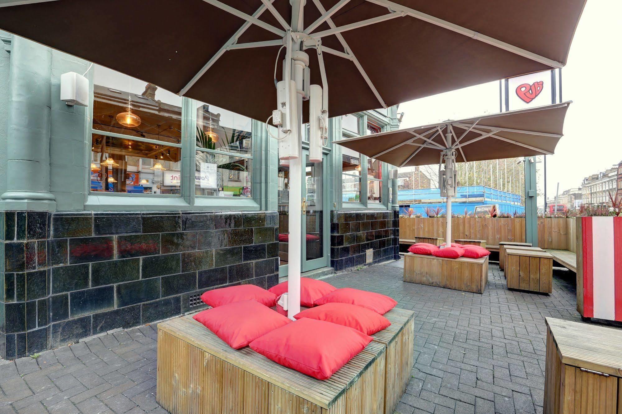 Publove @ The Crown, Battersea Albergue Londres