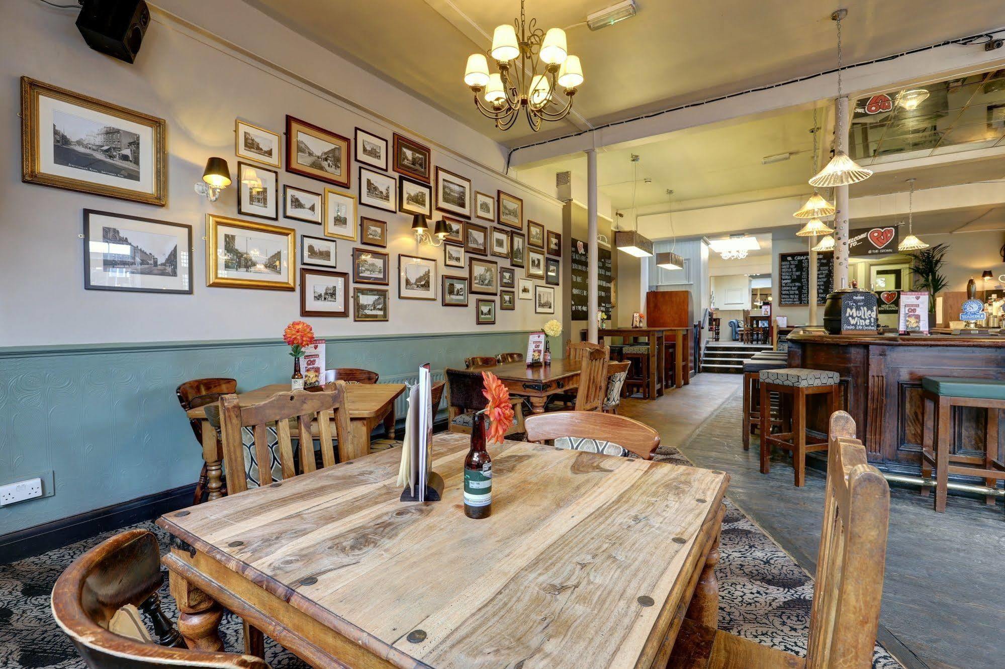 Hostal Publove @ The Crown, Battersea