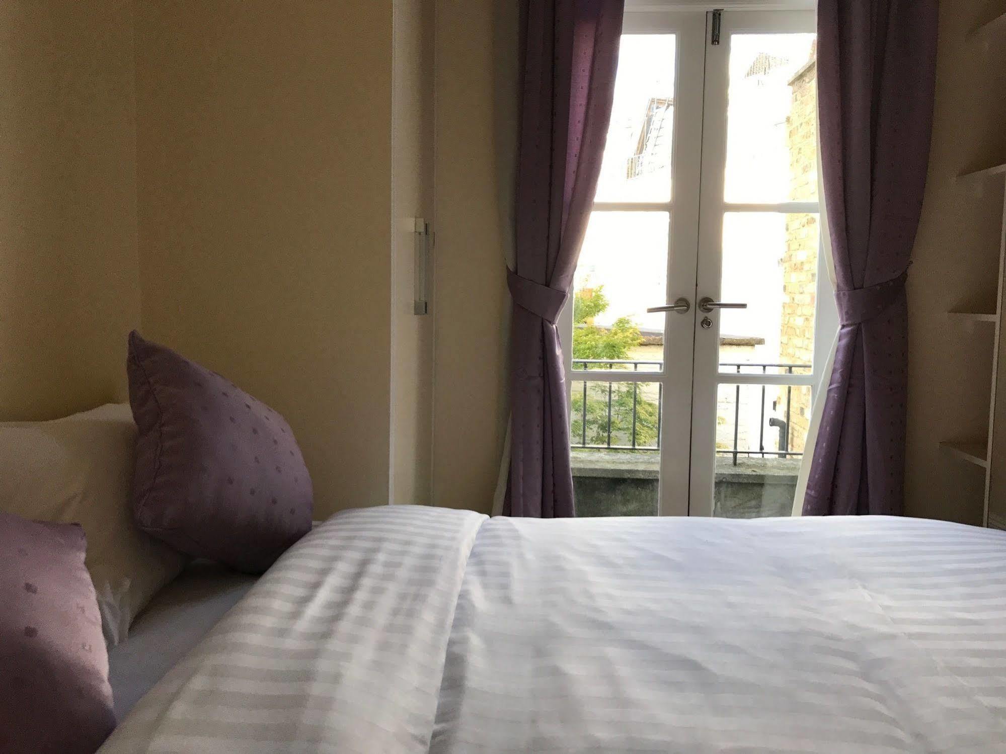 Hotel Oyo Bakers Victoria 3*
