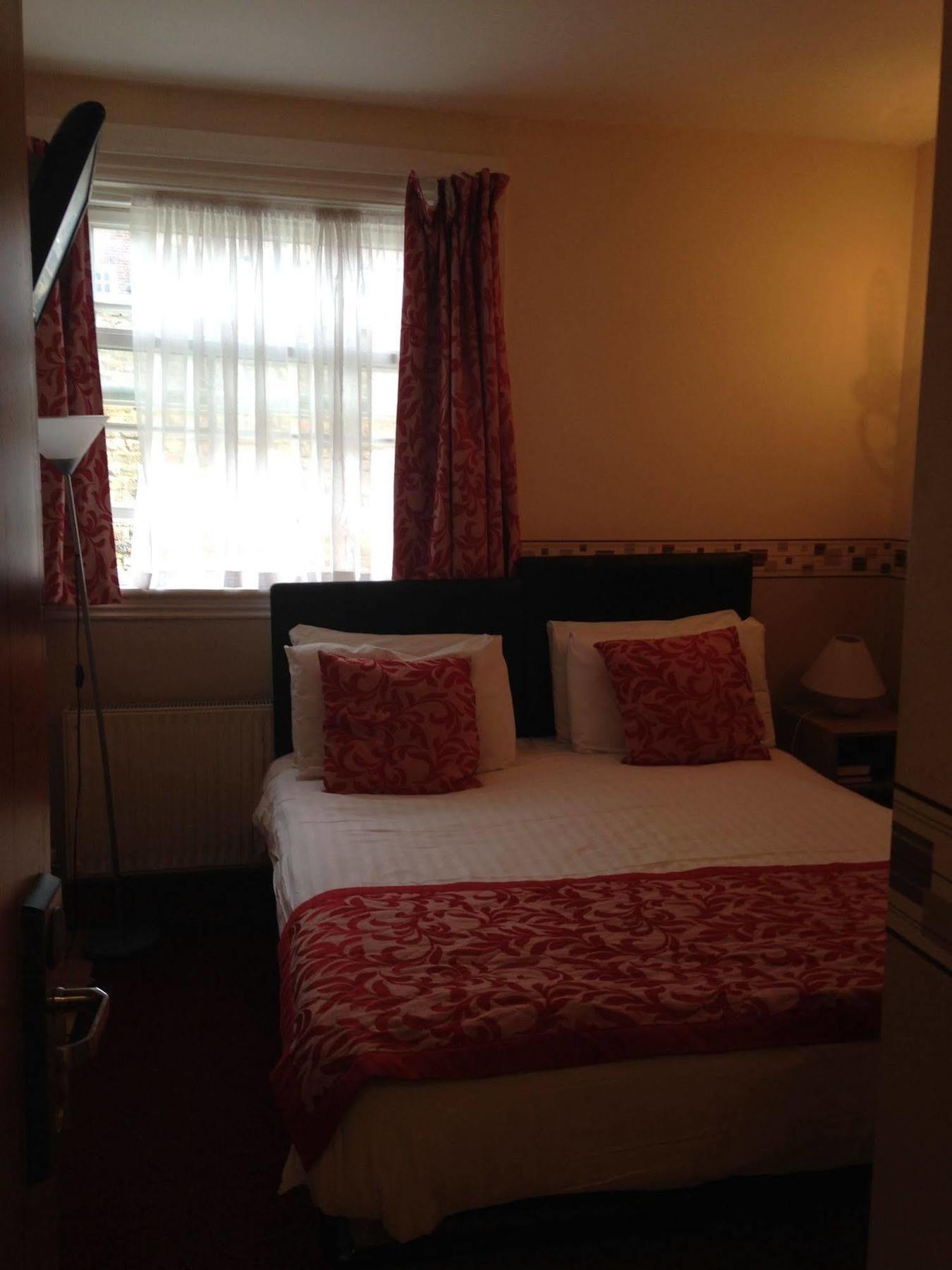 Glendale Hyde Park Hotel