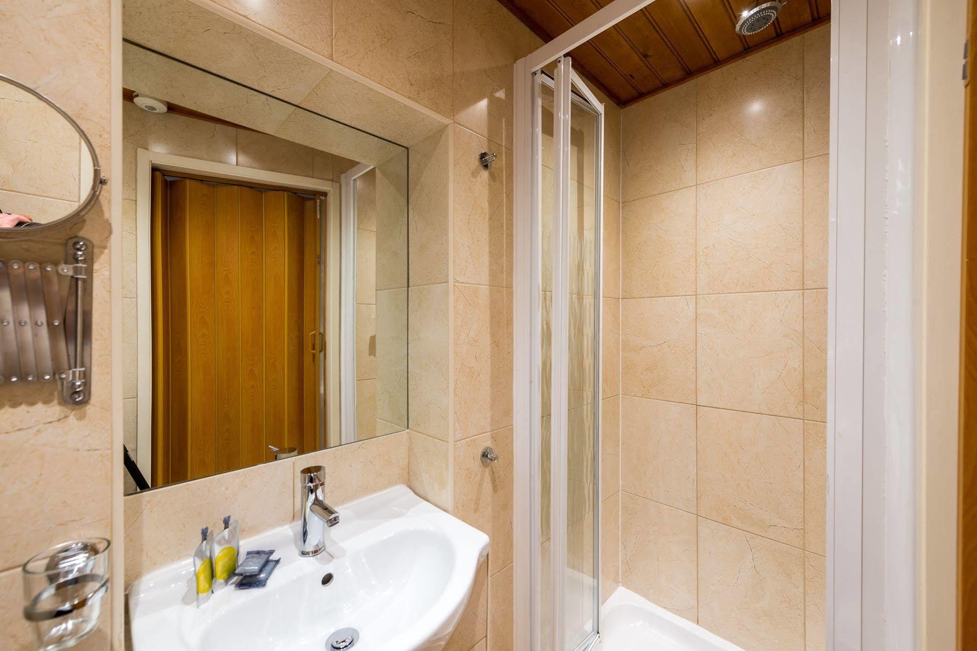 Adria Hotel London