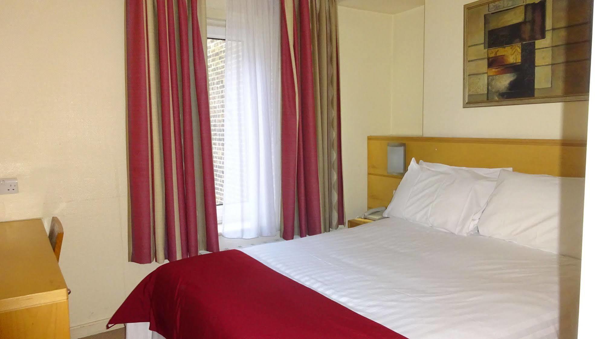 Americana Hotel 3*