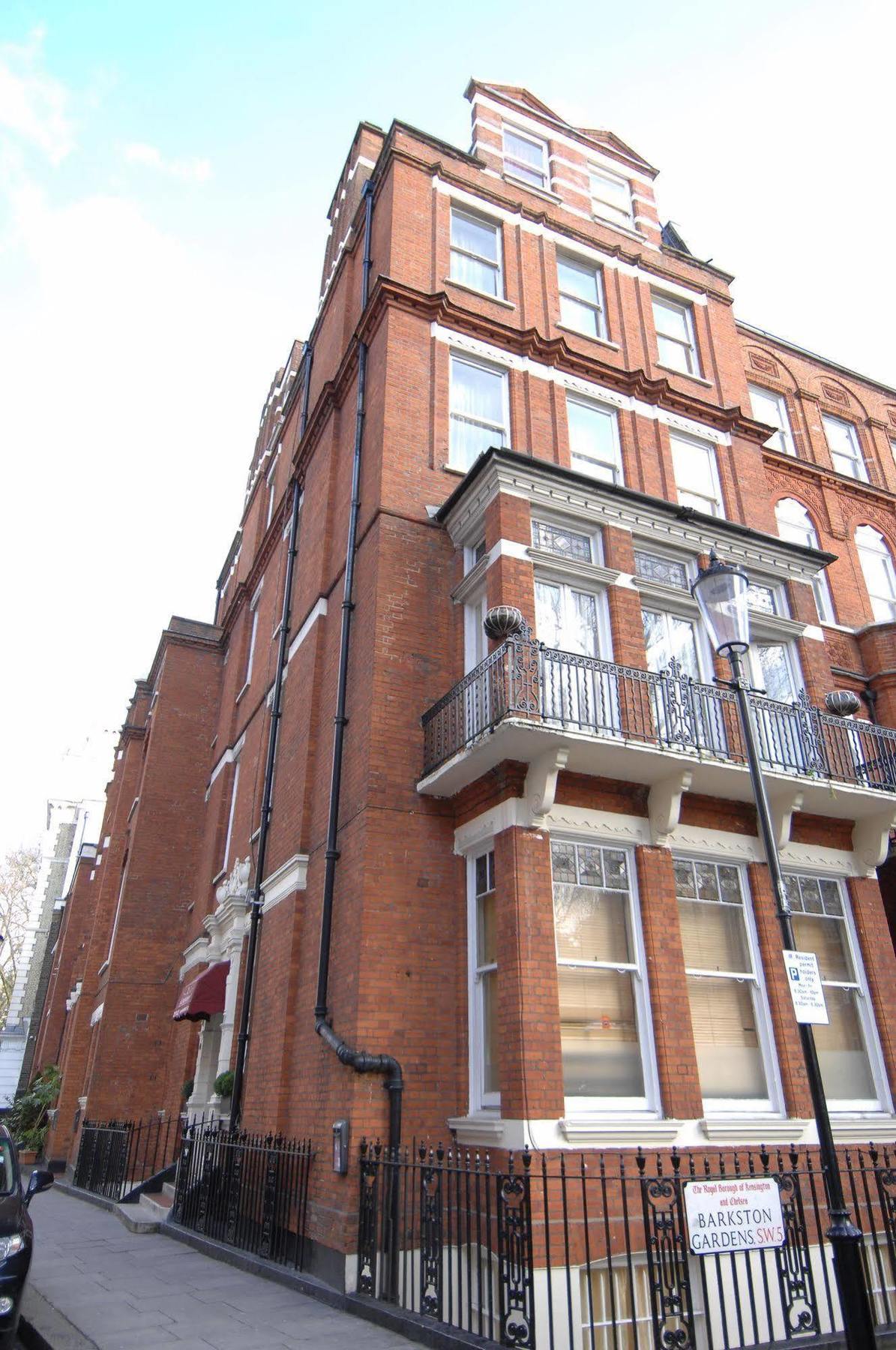 Barkston Earls Court * London